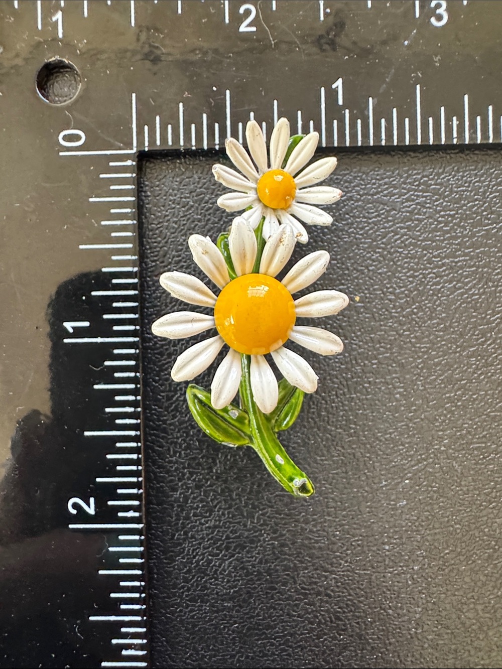 VTG 1960s Mod White & Yellow Enamel Double Daisy Brooch Pin Flower Power - Picture 3 of 3